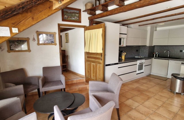 Spacious 6-Room Chalet 150m from the Slopes – Sleeps 11, Wi-Fi, Fireplace, Balconies