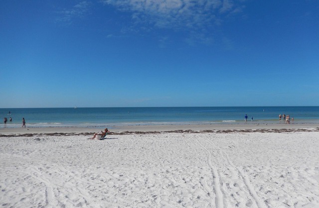 Spacious 6BR Duplex just 460 steps to the beautiful Indian Rocks Beach! 🏖☀️