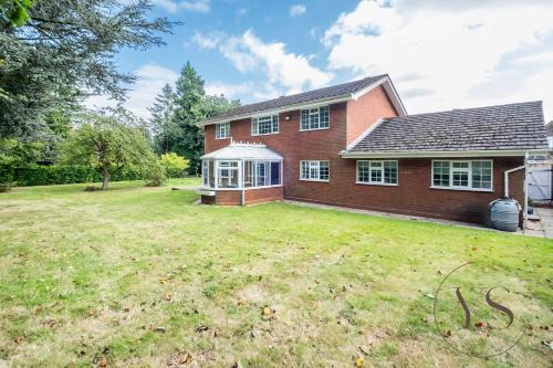 Spacious 6BR Villa in 32 Le More Birmingham with 7 Beds and Free Onsite Parking