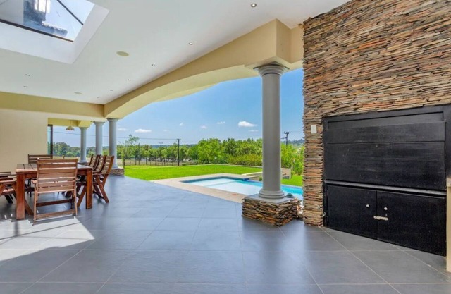 Spacious 7-bedroom villa with AC, WiFi in welcoming Midrand