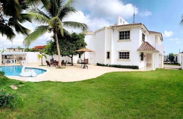 Spacious 8-bedroom villa in welcoming Santo Domingo Este with WiFi, AC