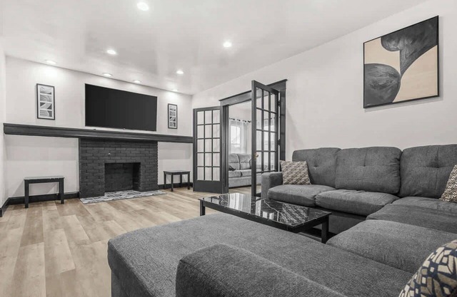 Spacious 8-bedroom home in Niagara Falls Perfect for groups!