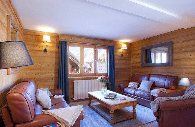 Spacious 8-room chalet, 15 people, sauna, fireplace, Les Deux Alpes