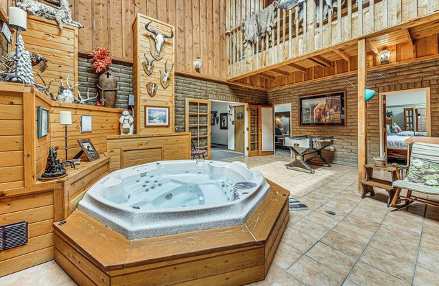 Spacious Alto House on 8 Private Acres w/Hot Tub!