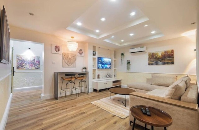 Spacious and Alluring 1 Bed Apt.nn