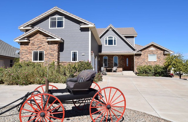Spacious and Beautiful Private Room located only 30 minutes from Zion!
