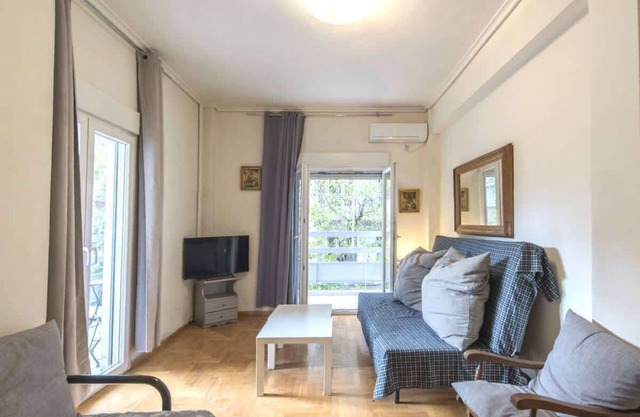 Spacious and bright apt in Eksarchia