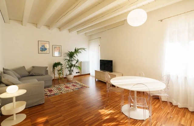 Spacious and bright penthouse with 3 small balconies