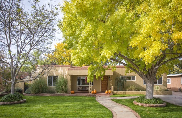 Spacious and luxurious home away from home! UNM/Nob Hill