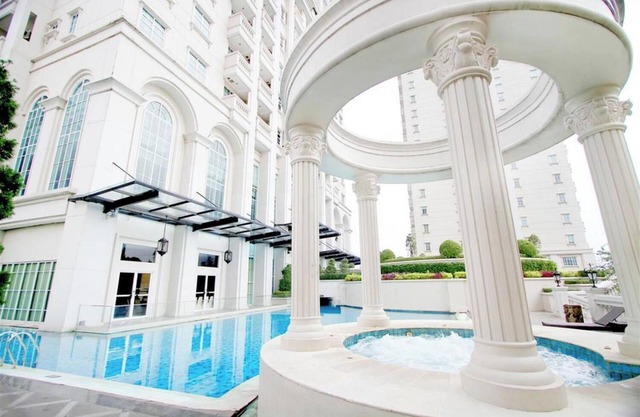 Spacious And Modern Look 3Br Bellezza Apartment