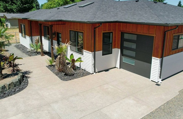 Spacious and tropical 2 bedroom oasis . Sleeps 4