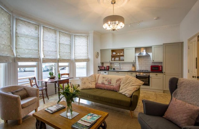 Spacious Apartment Close To Gloucester Quays And Docks