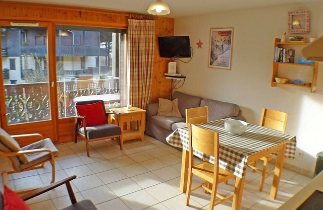 Spacious apartment in the heart of Samoëns with WiFi and private parking, pets allowed