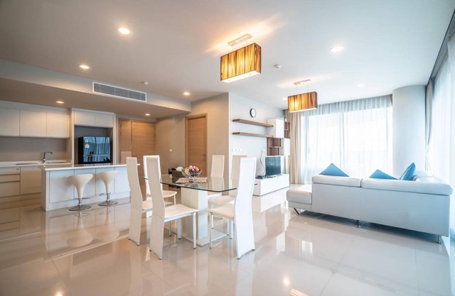 Spacious apartment with jacuzzi and ocean view
