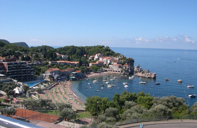 Spacious Apartment with Sea Views and Mountain Views