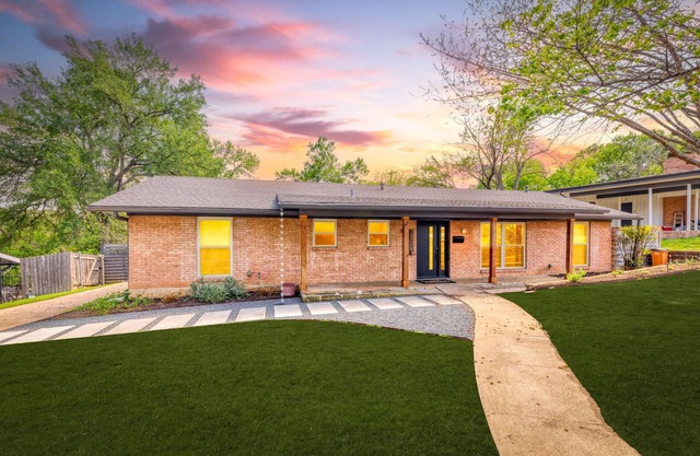 Spacious Austin 4BR home with Pool, hot tub, outdoor dinning, minutes to Zilker