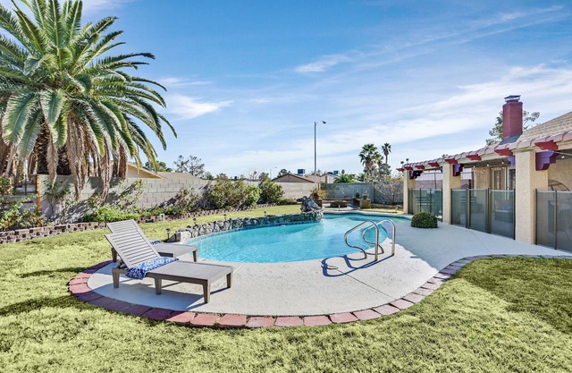 Spacious Backyard w/Entertainment. Pool + Fire Pit & Pet Friendly!