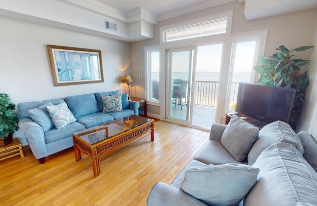 Spacious, bayfront villa w. community pool + fantastic views!