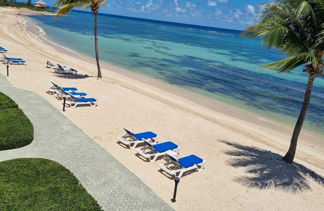 Spacious Beachfront Penthouse Studio -Sleeps 2