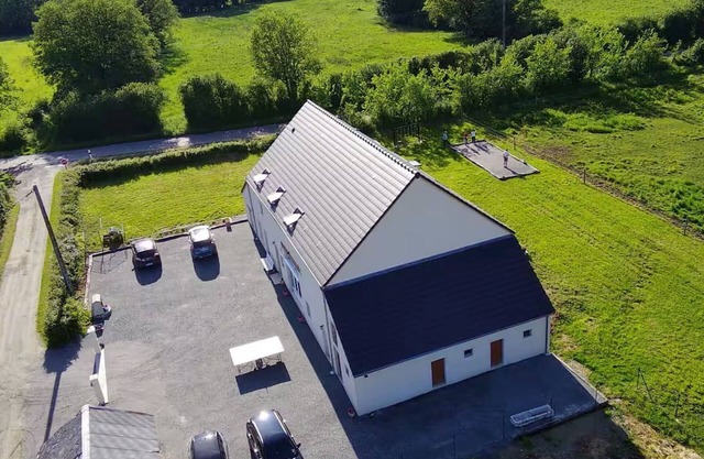 Spacious Berry Cottage with Garden, Games and Parking