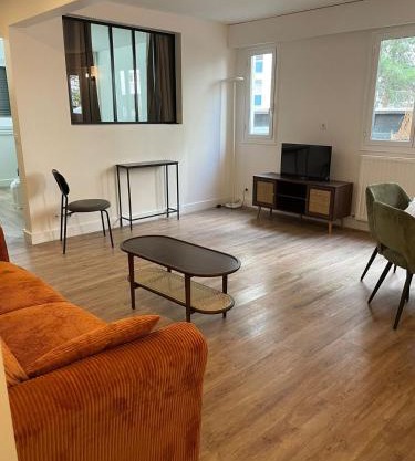 Spacious & Bright 2BR Apartment - Heart of 15th