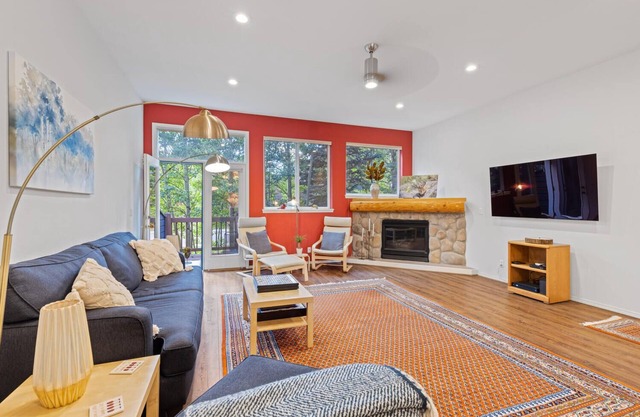 Spacious, bright Frisco 3BD 3BA with beautiful views 1 block from center of town