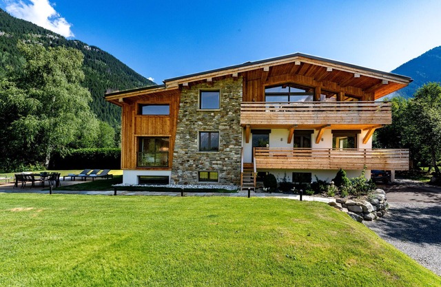 Spacious chalet + clean & breakfast services daily