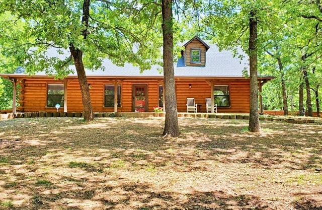 Spacious cabin in rural area close to Turner Falls and Chickasaw National Park