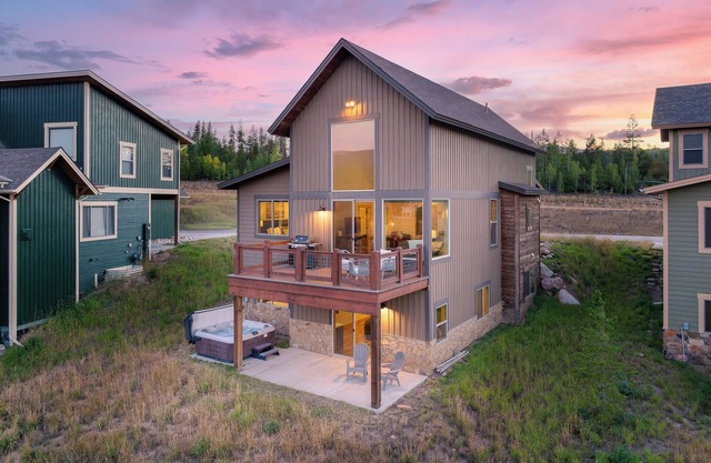 Spacious cabin w/hot tub & game room