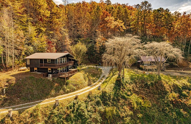 Spacious Cabins near boating & Nantahala OC with gameroom, hot tubs & fire pits