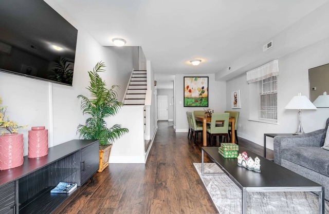 Spacious Carytown Home: 6BR, Free Parking!