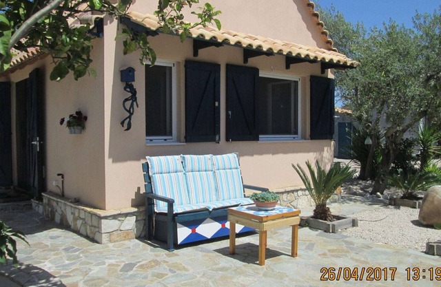 Spacious chalet on a plot of 4000m2 with fruit trees near the beach in Messinia