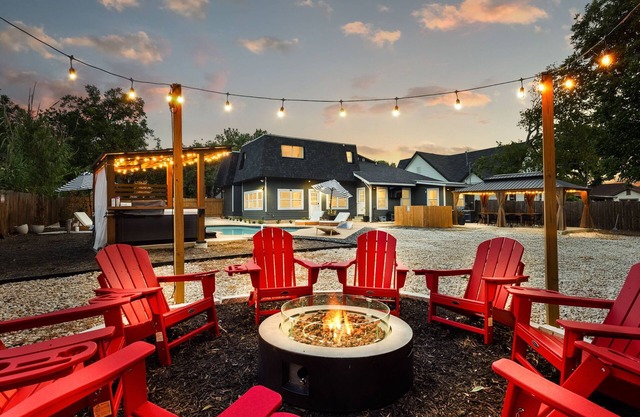 Spacious & Clean Retreat w/Pool, Hot Tub, Game Room & 8 Smart TVs.