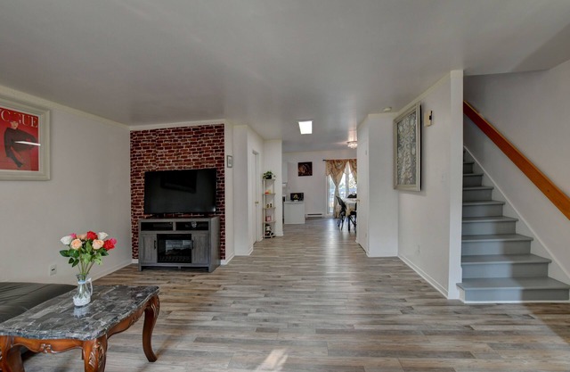 Spacious comfortable home close to highway and airport