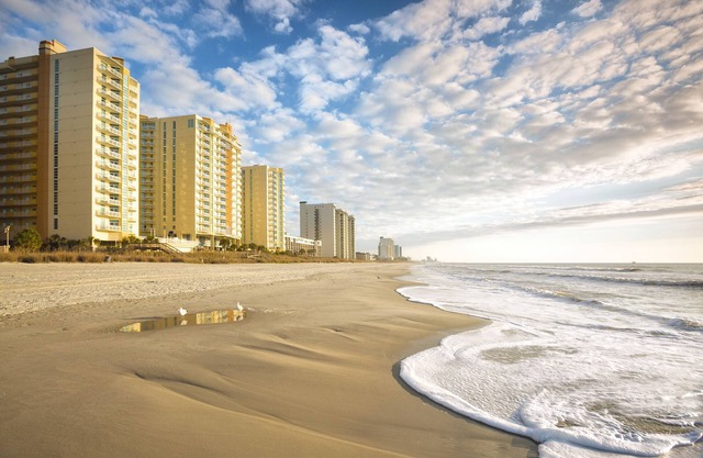 Spacious Condo at Beachfront High-Rise w/WiFi, 5 Resort Pools & 8 Hot Tubs