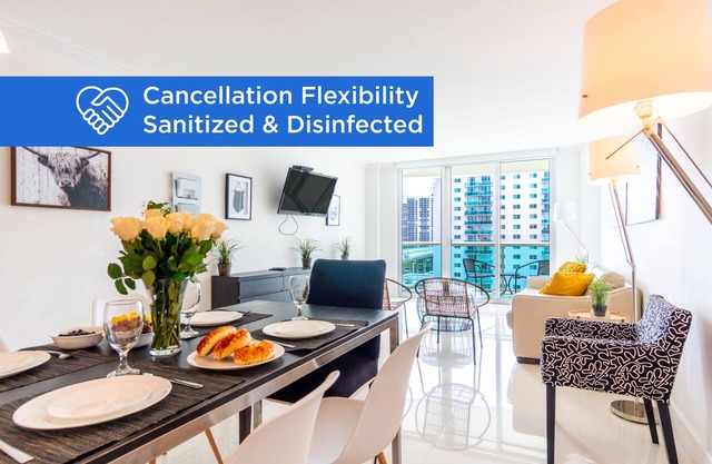 Spacious condo w/open layout across from the beach | WIFI + Parking