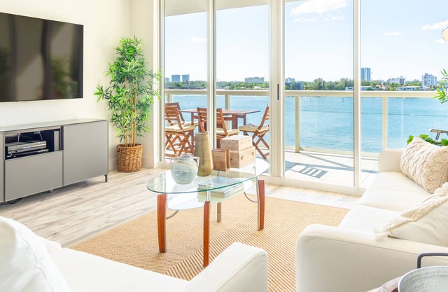 Spacious condo with beautiful water views | WIFI 100+ Mbps