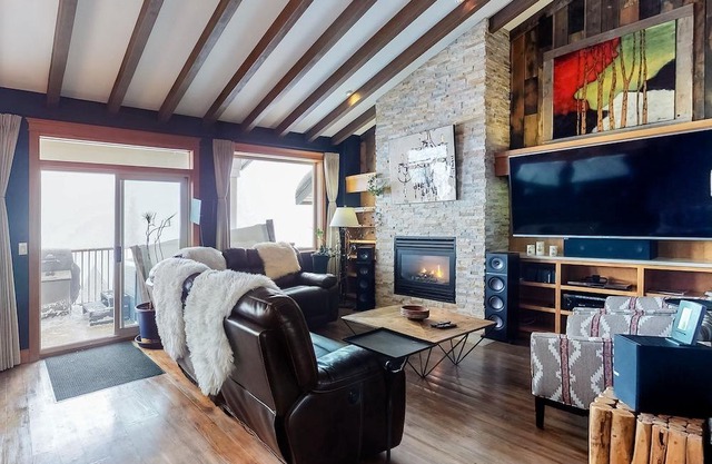 Spacious condo with private hot tub, ski in/out access and mountain views