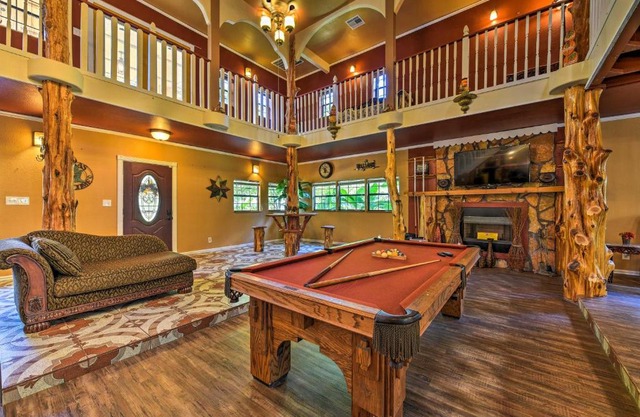 Spacious Conroe Home with Foosball and Pool Table!