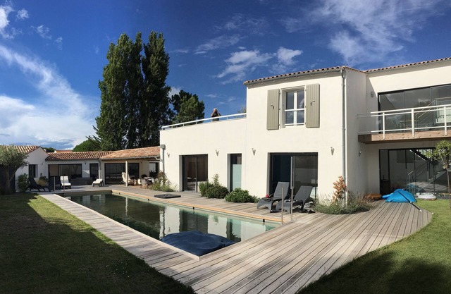 Spacious contemporary villa, bright and quiet, for large families
