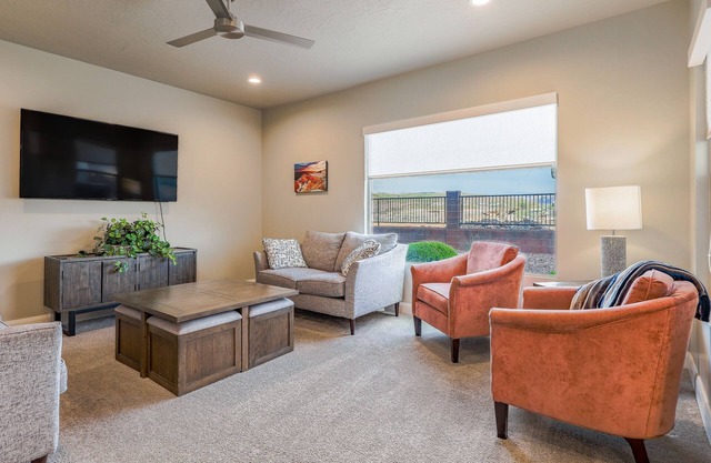 Spacious contemporary townhouse with shared pool, hot tub & pickleball courts