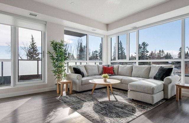 Spacious Corner Unit + Natural light Free Parking✨