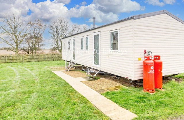 Spacious dog friendly caravan for hire at Kessingland park, Suffolk ref 90013SG