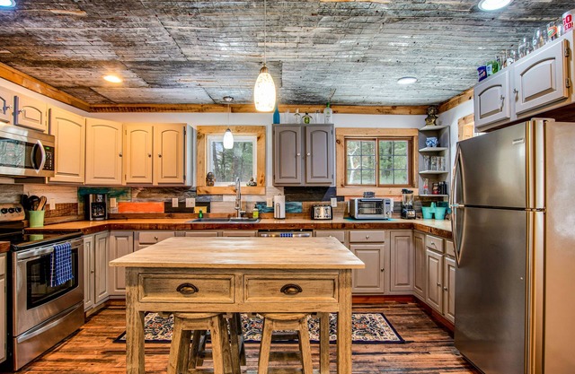 Spacious dog-friendly home with high-speed WiFi, large firepit, & theater room