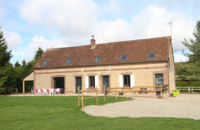 Spacious Eco-friendly Home with Game Room, Sauna, and Large Garden - Ideal for Family Gatherings