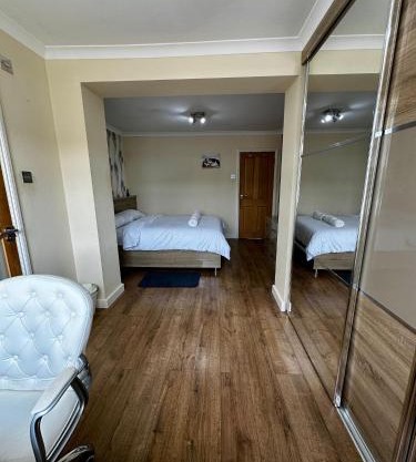 Spacious Ensuite Room With Garden View