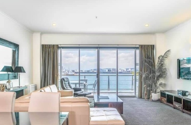 Spacious Executive Apartmt, great Views! Location