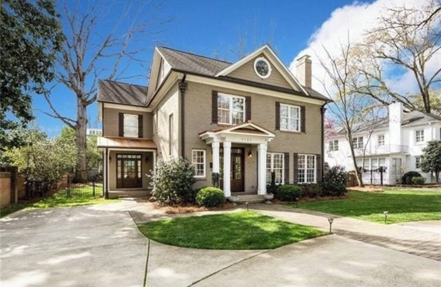 Spacious Executive Home in Myers Park- Children’s Amenities- Huge Outdoor Space!