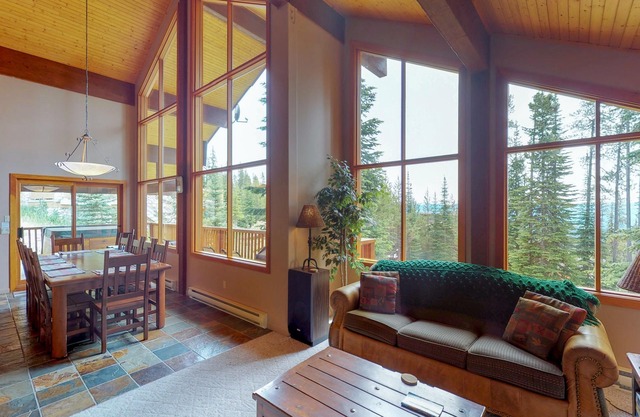 Spacious family-friendly home with a private hot tub, wood fireplace - dogs OK