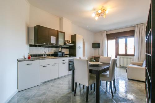 Spacious Family Apartment - Green & Near Airport - Self Check-In
